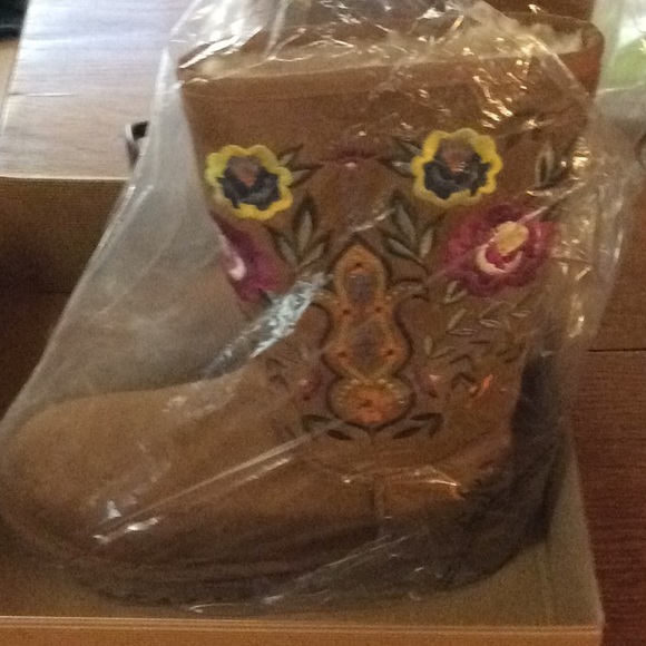 UGG Juliette Tan embroidered boots EUC US 6 As New - Picture 2 of 10